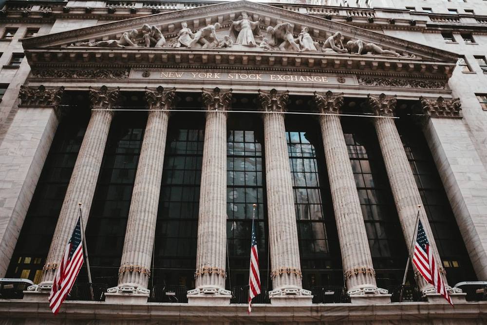 Fassade der New Yorker Börse mit Säulen und Flaggen